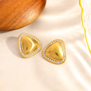 Boucles d'oreilles clous géométriques triangulaires plaquées or 18 carats avec serti clos, pour usage quotidien - Product Image 3