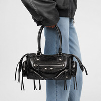 Sac Biker Vintage à Clous Design Niche 2026 Nouveau Sac à Main Femme Tendance Audacieux Multiples Fermetures Éclair Chaîne et Fermoir Adapté pour