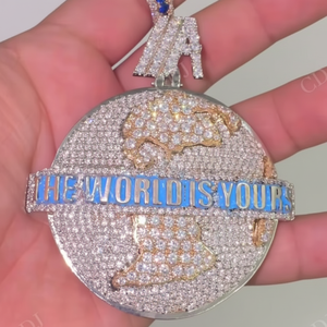 Pendentif personnalisable en argent sterling plaqué or avec moissanite ronde bicolore VVS entièrement sertie, style hip-hop, émail bleu pour homme - Product Image 1