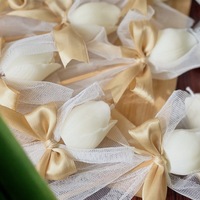 Einzelne Weiße Tulpen-Duftkerze aus Sojawachs, Mini-Blumenstrauß-Figurkerze, Weißer Tüll, Champagner-Satin-Schleife, Blumen-Handkerze