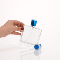 Flacon de parfum classique rectangulaire en verre 50/100ml, 100 pièces, avec pulvérisateur à pompe sérigraphié, acceptant la personnalisation de la couleur, du logo et du design du capuchon.