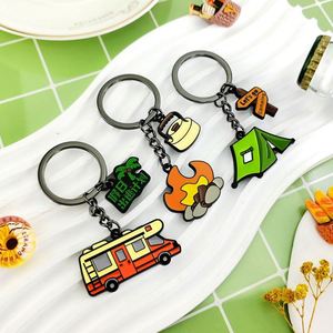 Llavero de metal personalizable con diseño de tienda de campaña de dibujos animados, pequeño colgante para autobús de viaje, RV, equipo de camping, ideal para vacaciones - Product Image 4