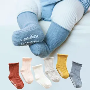 Vente en gros de chaussettes antidérapantes en coton pour bébé garçon Chaussettes antidérapantes pour tout-petits Chaussettes jaunes de couleur unie 2t pour bébé