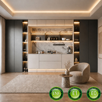 Buffet-bar en panneaux de bois bicolores sur mesure avec crédence et crédence en marbre, design moderne intégré pour salon et divertissement