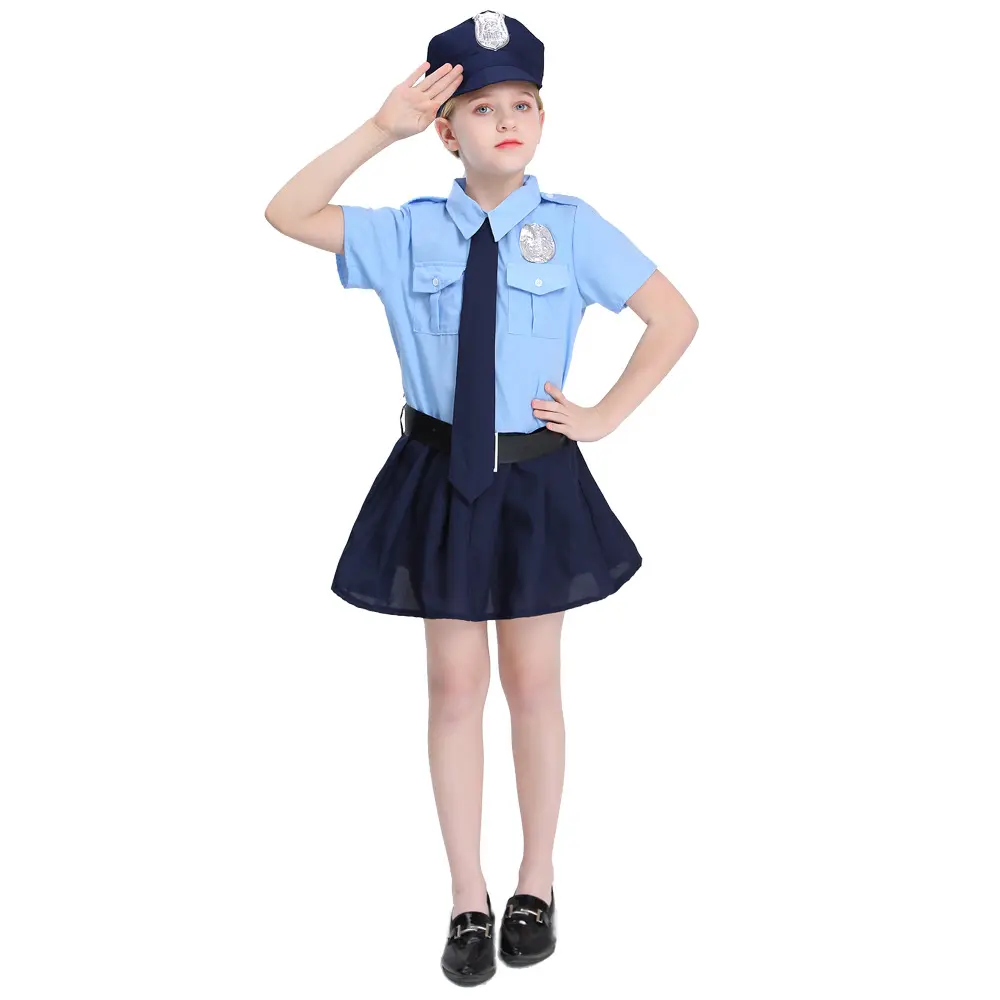Permainan peran polisi anak-anak dan main anak-anak untuk kostum pesta dansa tarik Halloween