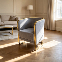 Fauteuil d'appoint incurvé en velours avec structure en métal doré pour salon, idéal pour villas et hôtels – Collection Loisirs Résidentiels