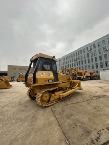 Bulldozer sur chenilles CAT D5K d'occasion robuste, machine polyvalente pour la construction de routes minières et le nettoyage des débris - Product Image 1