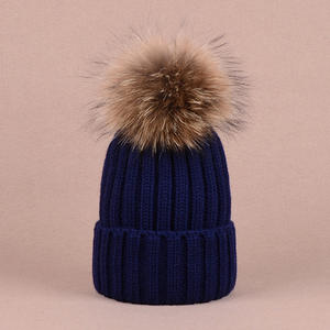 Enfants adultes vraie grande <span class=keywords><strong>fourrure</strong></span> moelleux doux raton laveur <span class=keywords><strong>fourrure</strong></span> de renard diapositives pompon bonnet <span class=keywords><strong>toque</strong></span> bonnet chapeau noël chapeau d'hiver - Product Image 5