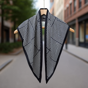 Sciarpa triangolare geometrica Nk 135x60 cm in cotone per donna e uomo, multifunzionale per tutte le stagioni - Product Image 2