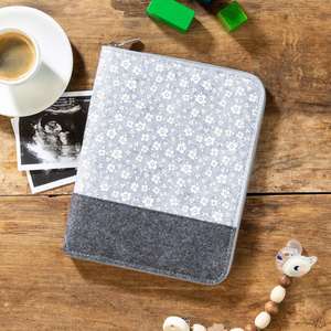 Funda de Pasaporte de Maternidad de Fieltro Personalizada con Cremallera, Porta Pasaporte para Mamá para Guardar Documentos del Bebé - Product Image 2