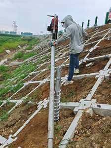 Pilote de <span class=keywords><strong>pile</strong></span> électrique avec deux moteurs pour entraîner le poteau de clôture, le poteau en T, le tuyau et les piquets dans le sol le plus dur. - Product Image 6