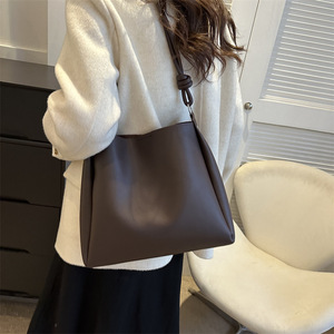 Nuevo Bolso de Fieltro de Moda con Tres Correas, Bandolera Abierta Madre-Hija, Patrón de Cocodrilo Empalmado para Mujer, Verano 2023, Estilo Urbano Pequeño - Product Image 5