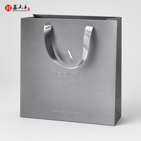 Kit d'emballage de marque de vêtements haut de gamme avec logo personnalisé, étiquette volante, sac à fermeture éclair, sac de shopping en papier de luxe pour vêtements de mode et supermarchés