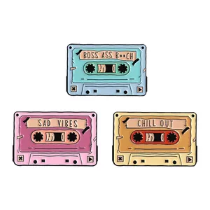 Spille in smalto <span class=keywords><strong>a</strong></span> tema musica retrò, <span class=keywords><strong>cassette</strong></span> e CD, con motivi vintage di nastri e frasi 'Sad Vibes' e 'Chill Out', distintivi da risvolto per zaini, gioielli regalo per fan e amici - Product Image 1