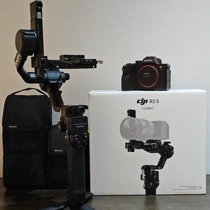 Stabilisateur de cardan portable Original <span class=keywords><strong>Ronin</strong></span> DS 5 de haute qualité avec suivi IA, charge utile de 3 kg, 14 heures d'autonomie en veille et charge complète en 1 heure - Product Image 1