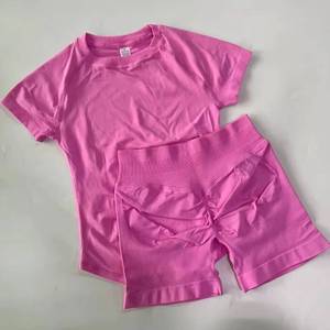 Ensemble de sport respirant et à séchage rapide pour femme : haut court sans couture à manches courtes avec logo personnalisé et short de yoga taille haute - Product Image 6