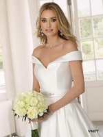 Robe de mariée en satin blanc à col en V et épaules dénudées pour femmes