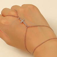 Lot de 2 bracelets de doigt en cuivre avec pendentifs croix pour femme, chaîne de main empilable tendance, accessoires de mode, bijoux