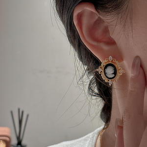 Boucles d'oreilles Camelot Portrait en argent sterling S925, style vintage, luxe léger, reine avec un design de niche de style palais, bijoux en cristal - Product Image 3