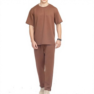 Ensemble de survêtement pour homme OEM, marron, en polyester, avec t-shirt de sport et pantalon de jogging, logo personnalisé, vêtements d'entraînement athlétique, fabricant en gros - Product Image 1