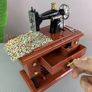Boîte à musique vintage en forme <span class=keywords><strong>de</strong></span> machine à coudre, rétro, à remonter, mini ornement <span class=keywords><strong>de</strong></span> bureau, décoration d'intérieur, <span class=keywords><strong>cadeau</strong></span> <span class=keywords><strong>de</strong></span> mariage ou d'anniversaire - Product Image 4