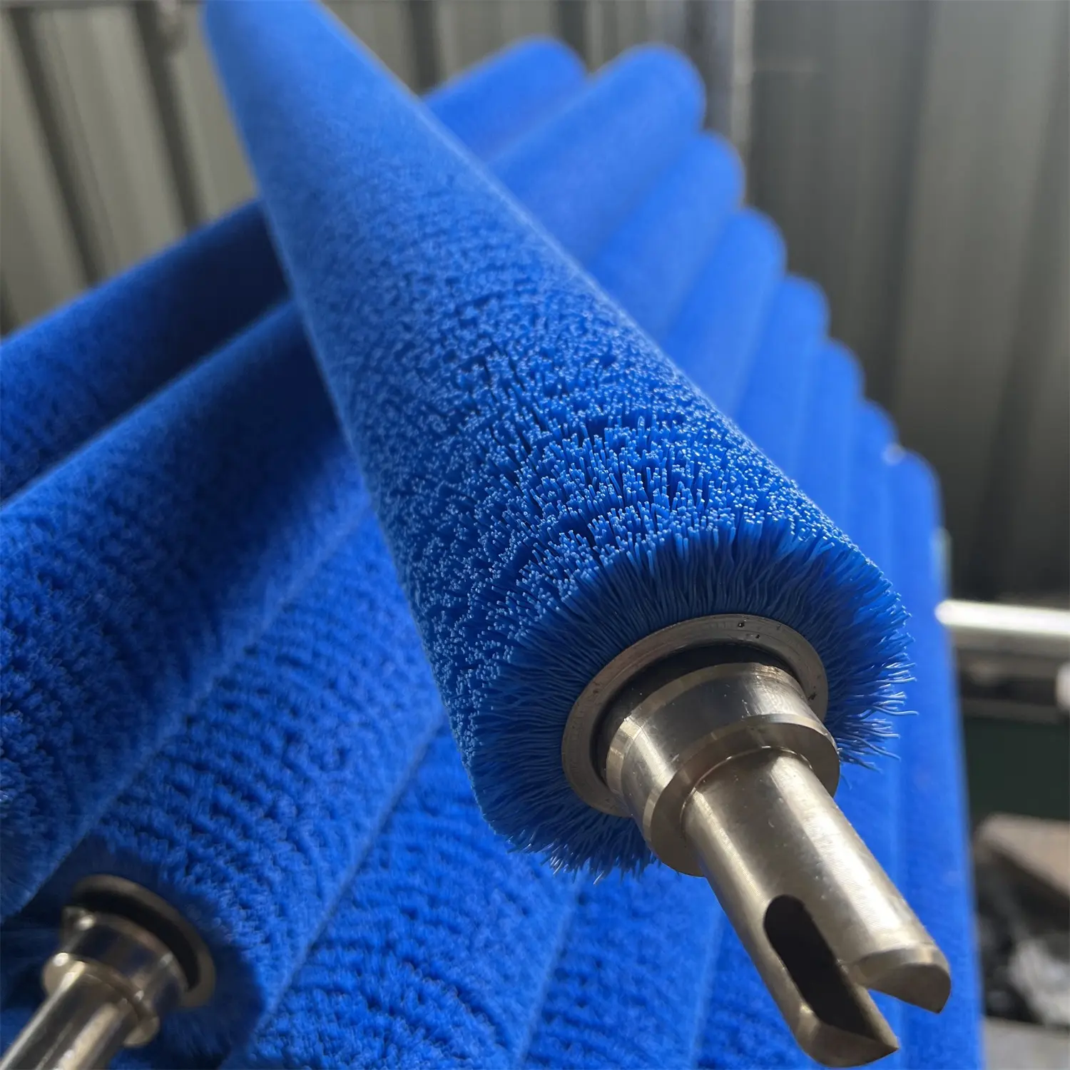 Rouleau de nettoyage de cylindre en nylon PBT ondulé bleu industriel personnalisé brosse avec arbre