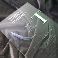 Invitación de Boda de Estilo Simple, Acrílico Esmerilado con Estampado Plateado y Sobre Blanco para Boda