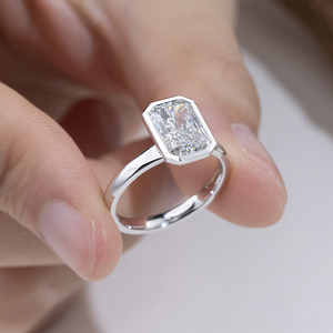 Bague de fiançailles Messi Jewelry MSR-2106 en or 18 carats avec diamant de laboratoire taille radiant - Product Image 4