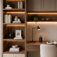 Armoires de bureau avec rangements encadrés blanc chaud, un bureau couleur bois et des étagères lumineuses