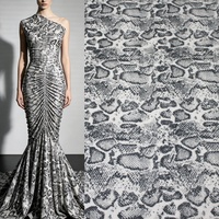 Tissu en maille polyester premium à imprimé serpent et sequins, motif peau de serpent scintillant pour tenue de mariage ou de fête
