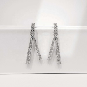 ต่างหูเงินแท้ 925 ดีไซน์ทันสมัยสำหรับผู้หญิง ขายส่ง ต่างหูแฟชั่นประดับเพชรซิร์โคเนีย สวยหรู โดดเด่น ไม่ก่อให้เกิดอาการแพ้ - Product Image 1