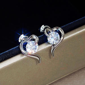 Boucles d'oreilles en forme de cœur en or blanc E1258, avec serti rond en zircon, pour femmes, cadeau romantique, bijoux à la mode - Product Image 4