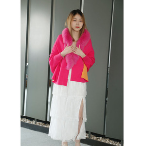 Capa de Invierno de Lana de Alta Calidad con Cuello de Piel de Zorro de Lujo y Ribete de Piel - Product Image 1