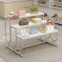 Présentoir de Magasin de Vêtements Moderne en Métal avec Base Dorée, Table à Escalier et Étagère à Chaussures pour Salon