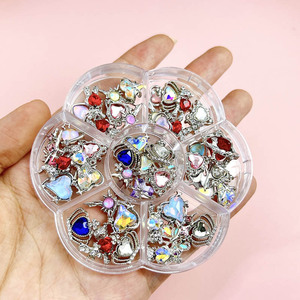 50 Piezas al por Mayor, Accesorios para Uñas DIY, 7 Compartimentos, Dijes de Metal con Forma de Corazón, Corona y Estrella 3D, con Circonitas y Pedrería - Product Image 3