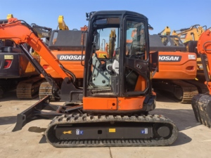 Japan Original Hyundai ZX55USR Used Mini Excavator 6000kg Crawler-type Excellent Condition Motor Hyundai Engine Lower Price Spot - Product Image 5