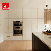 Armoires de cuisine fines Alland en MDF laqué blanc crème mat, couleurs mélangées, avec îlot et espace assis