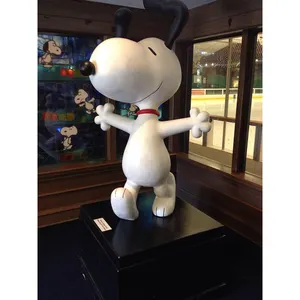 กลางแจ้งที่กําหนดเองขนาดชีวิตสวนประติมากรรมไฟเบอร์กลาส Snoopy สัตว์เรซิ่นรูปปั้น