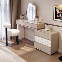 Coiffeuse de chambre en bois massif de style minimaliste moderne avec tiroirs de rangement intégrés, miroir éclairé accessible en coin, gain de place