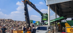 Grue de récupération de déchets robuste avec grappin rotatif |   Équipement de manutention en acier fixe pour quai, grappin rotatif à 360 degrés pour une utilisation polyvalente - Product Image 4