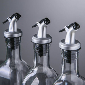 Tapón para Botella de Aceite Hyunheung, Plateado, con Vertedor de Goma Negra, Juego de Utensilios de Cocina - Product Image 1