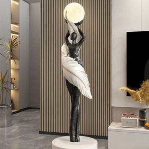 Lampe sur pied sculpture femme abstraite, résine noire et or, lumière LED lune, statue d'art moderne, décoration intérieure pour salon et entrée - Product Image 2