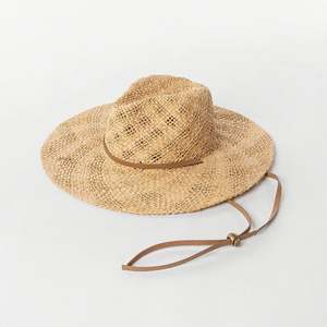 Chapeau de soleil tendance été 2025 pour femme, tressé à la main en raphia naturel, style Fedora avec sangle en cuir PU et large bord, idéal pour la plage et les activités de plein air - Product Image 6
