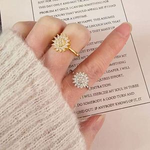 Anillo Giratorio Antiestrés de Cobre con Diseño de Girasol Brillante para Mujer, Joyería Ajustable - Product Image 3