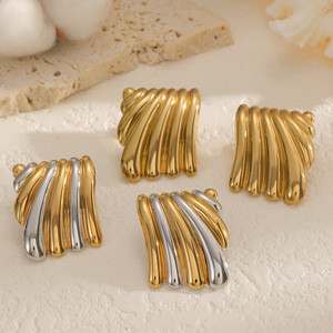 ต่างหูสแตนเลสทรงเรขาคณิตแบบจีบ ชุบทอง 18k ไทเทเนียมสตีล สำหรับผู้หญิง เครื่องประดับแฟชั่น ดีไซน์จีบแบบไม่สม่ำเสมอ - Product Image 3