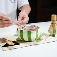 Accessoires et outils pour matcha, bols en céramique peints à rayures colorées, fouet à matcha, coffret cadeau avec bec verseur