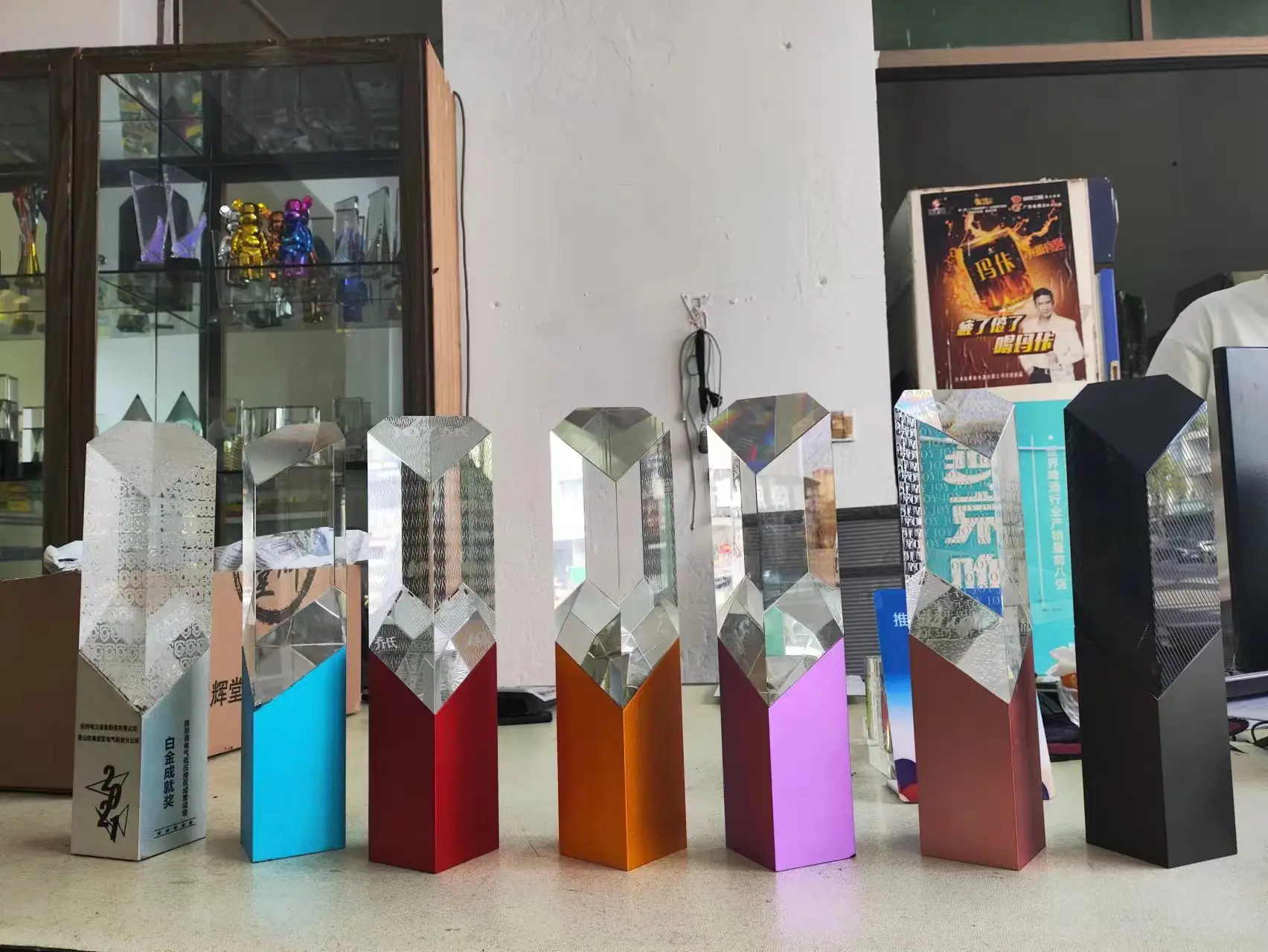 Metal K9 vidro de cristal presente de negócios personalizado lembranças pesadas com uma base de troféu de metal