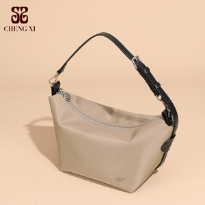 25 nouveaux sacs à main en nylon légers et polyvalents pour femmes, sacs en croissant décontractés, sacs bandoulière faits à la main, sacs de voyage, sacs bandoulière en corne de taureau - Product Image 3