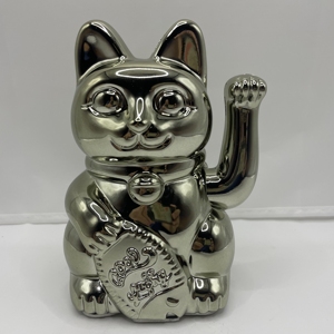 แมวกวักนำโชคเคลือบเงินขนาด 15 ซม. รุ่นใหม่ปี 2024 ใช้พลังงานจากแบตเตอรี่ ผลิตจากพลาสติก ดีไซน์ตามหลักฮวงจุ้ย ยี่ห้อ King Need - Product Image 1