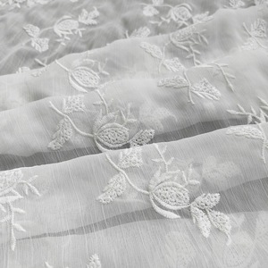 Tissu en crêpe de chiffon 75D brodé de fleurs de luxe, tissu en tulle polyester pour robe de mariée et <span class=keywords><strong>rideaux</strong></span> - Product Image 1